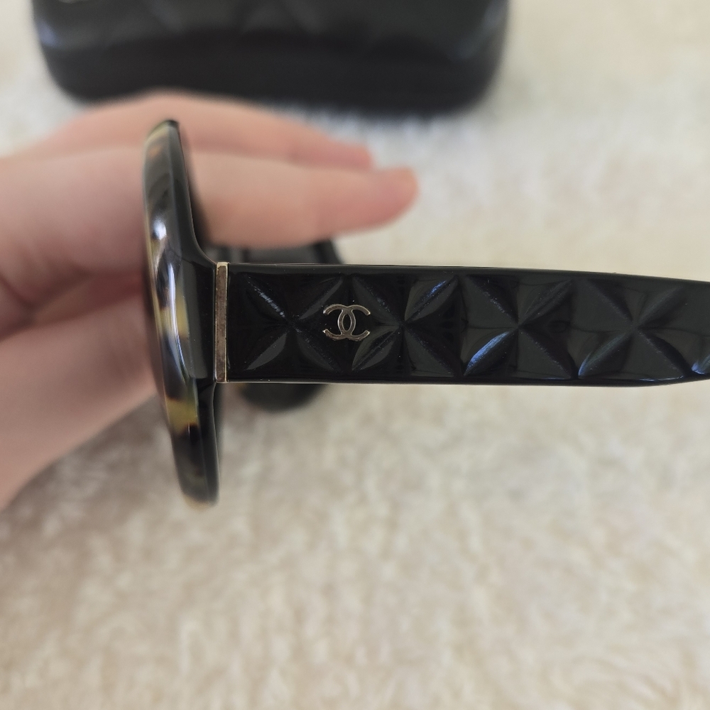 Vintage CHANEL Round Tortoise Sunglasses with Black Leather Case - Picture 9 of 9